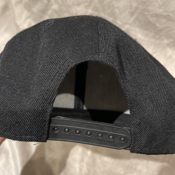 *NEW* Snapback Hat - Picture 3 of 3